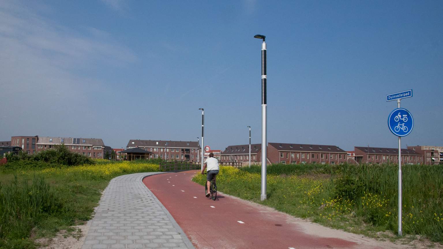 Soluxio pv lighting column installed in eco-friendly field