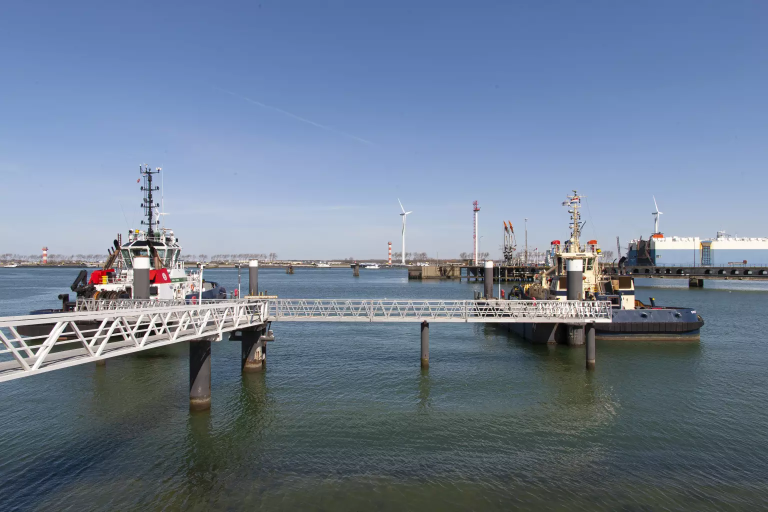 Soluxio solar industrial lighting with two boats at dock