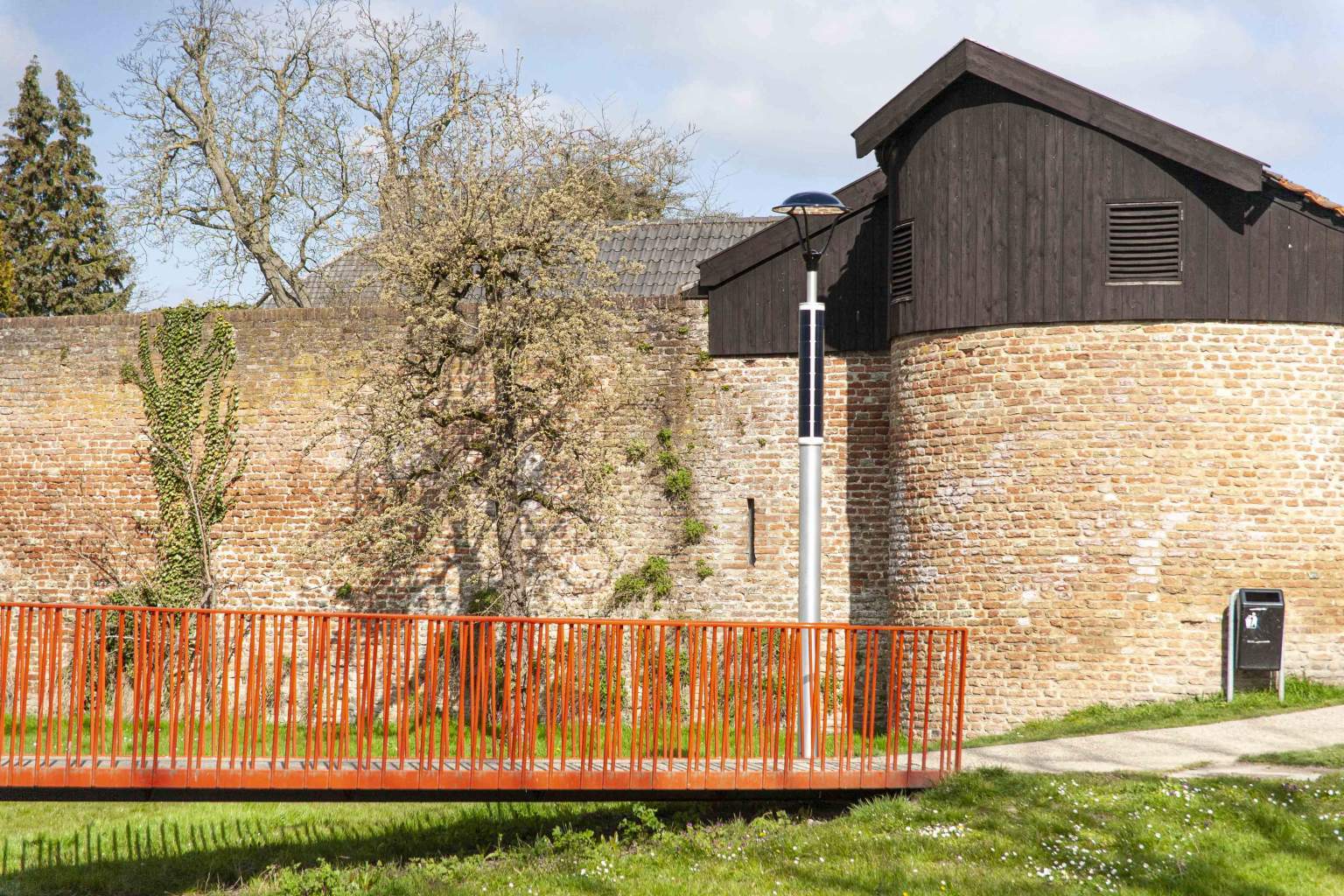 soluxio solar light post next to city wall