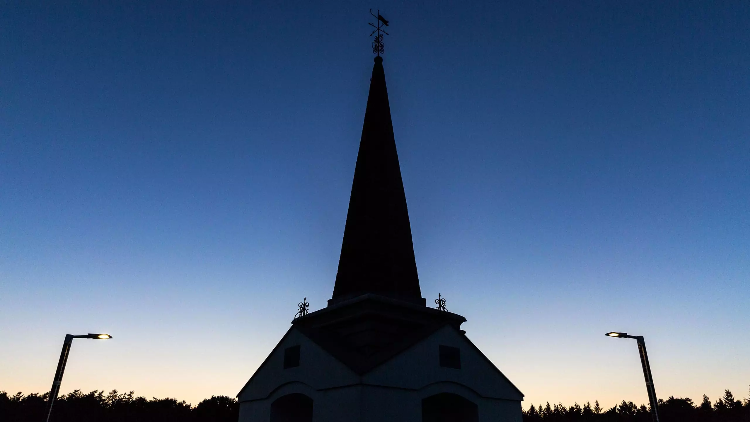 Soluxio solar monument lighting during night time at Priesnitz monument.