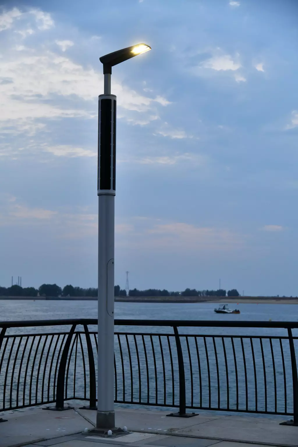 Soluxio solar light pole at boulevard