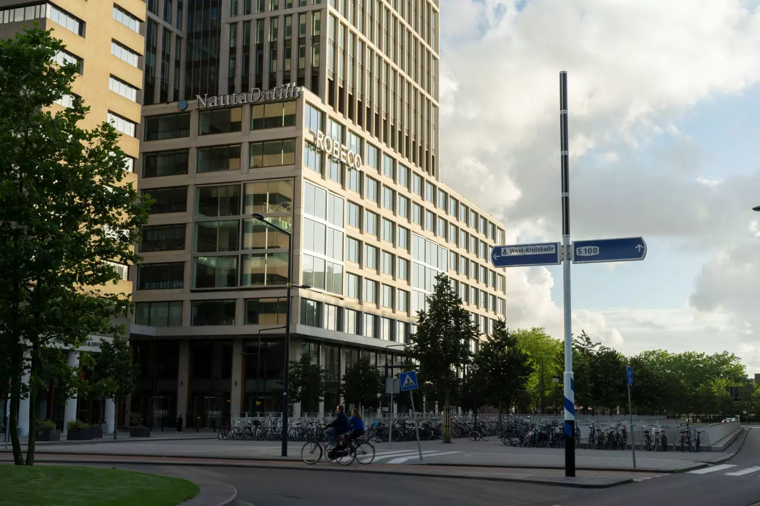 Soluxio solar powered road sign at sunset Soluxio solar powered road sign at sunset