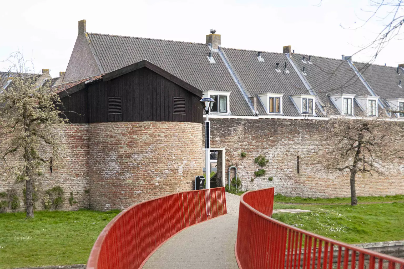 Solar pathway lighting in Vianen next to citywall