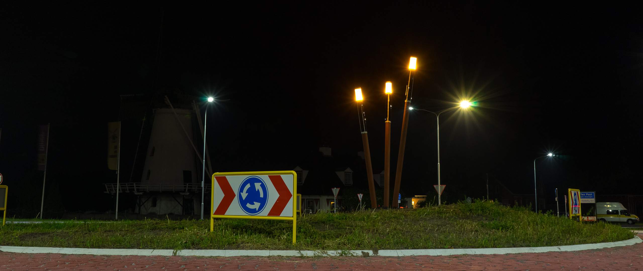 Soluxio design solar lights at roundabouts in Groningen