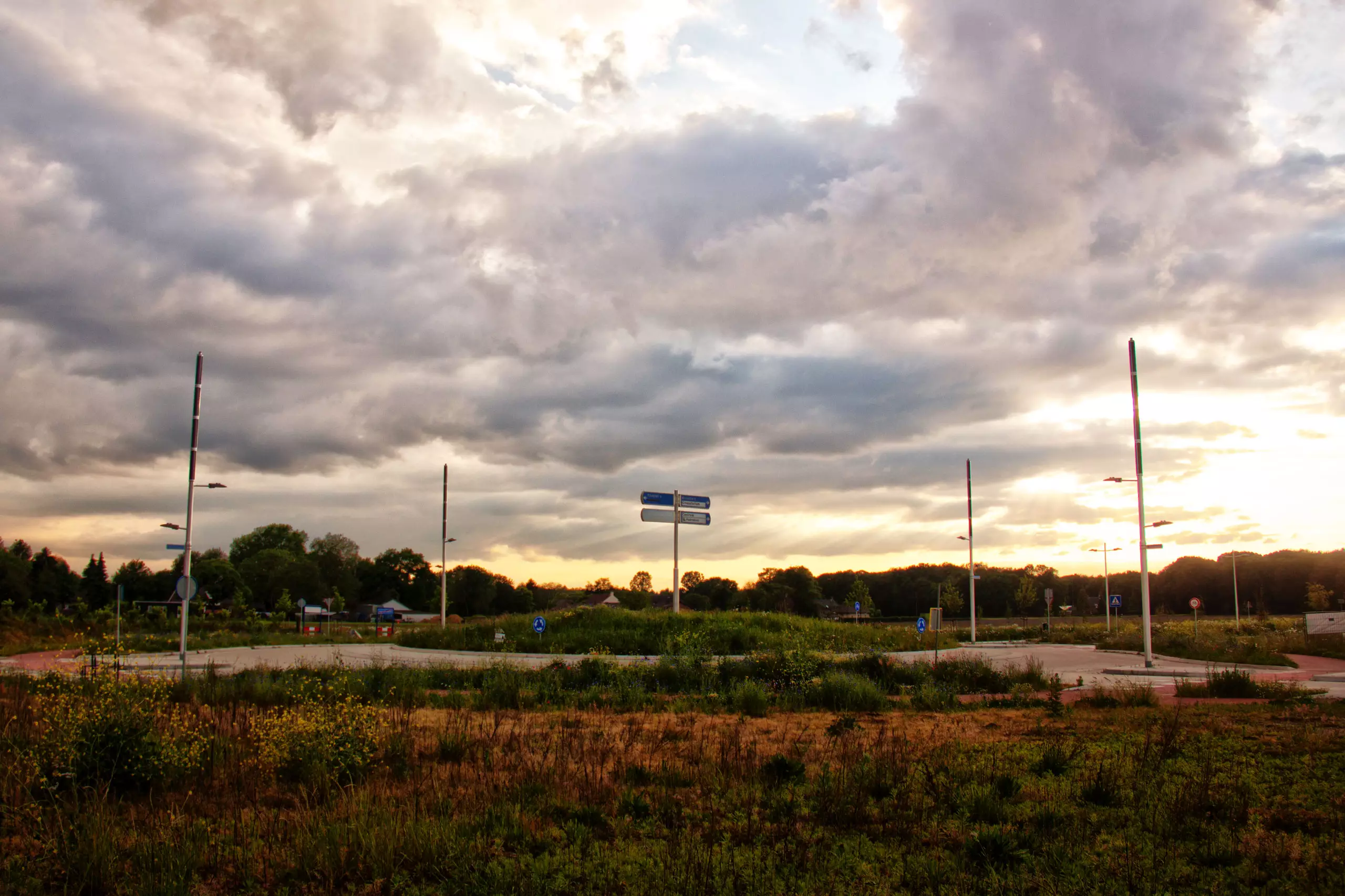 Soluxio hybrid solar light at roundabout with an exclusive design Soluxio hybrid solar light at roundabout with an exclusive design