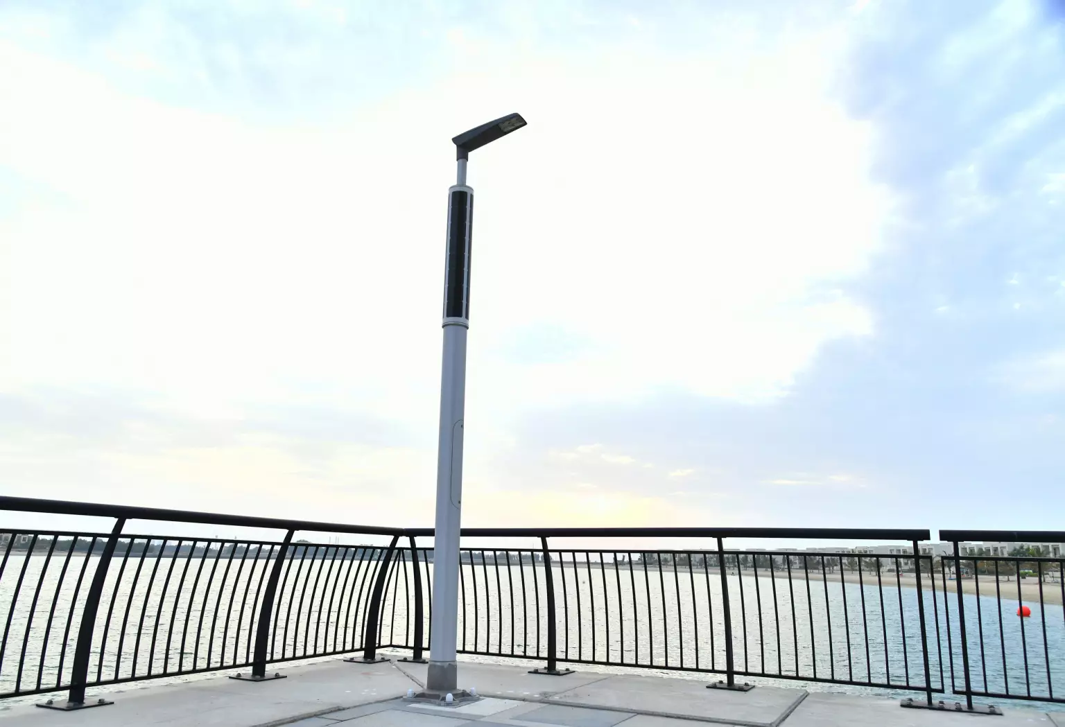 Solar-powered boulevard lighting