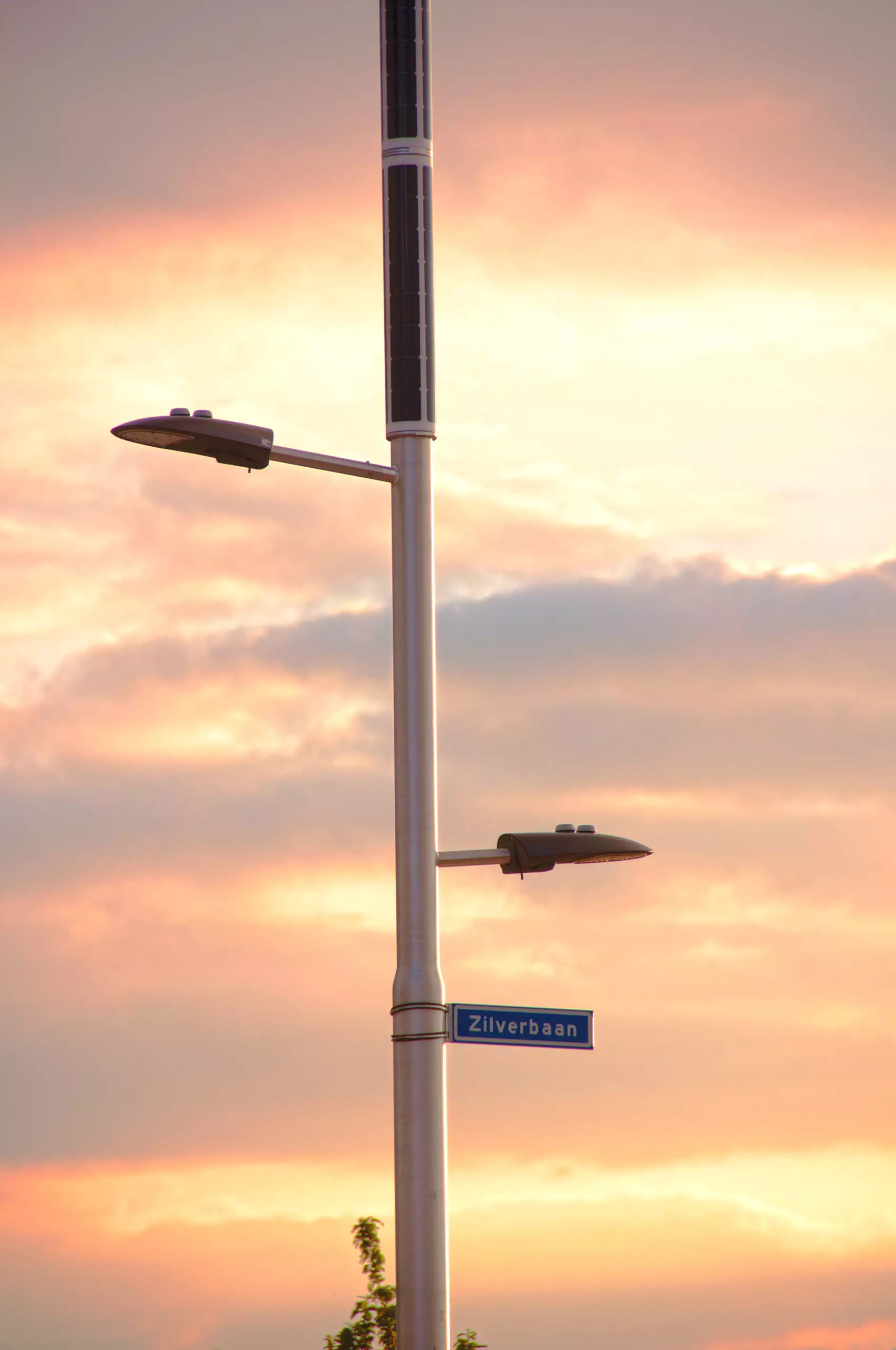 Soluxio hybrid solar light at roundabout in the Netherlands Soluxio hybrid solar light at roundabout in the Netherlands