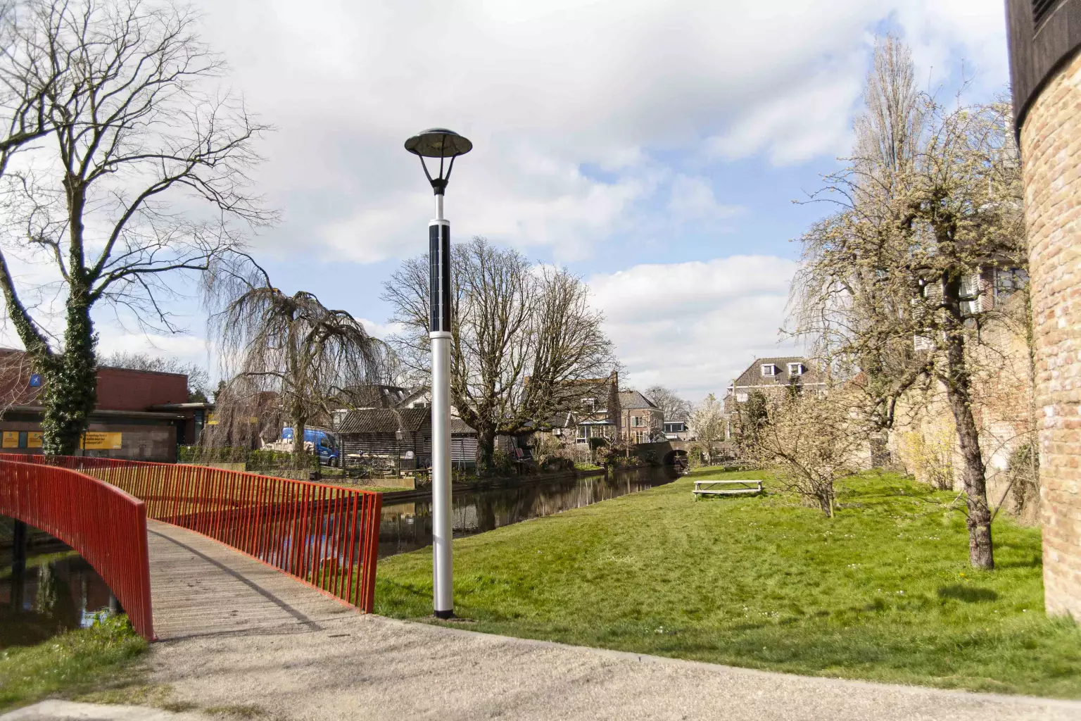 Soluxio solar pathway light at pedestrian bridge in Vianen