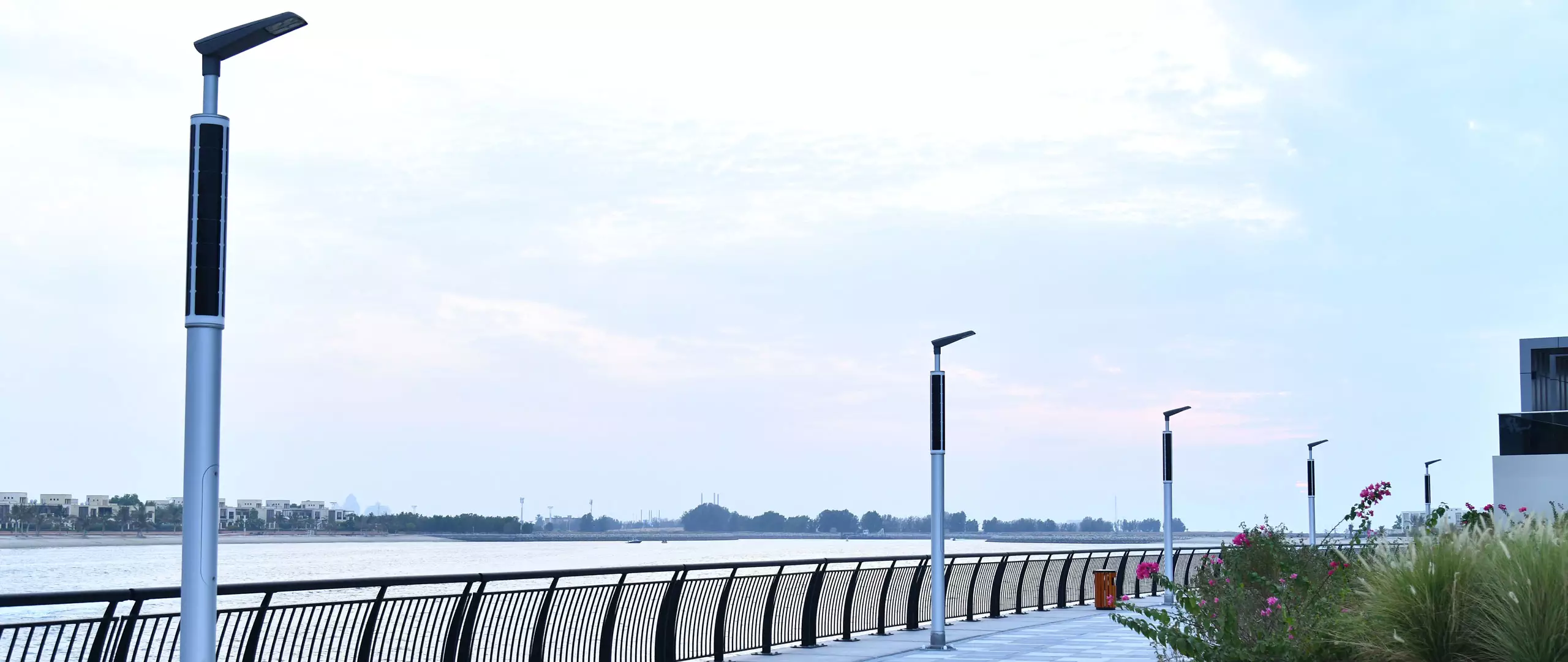 Solar-powered boulevard lighting