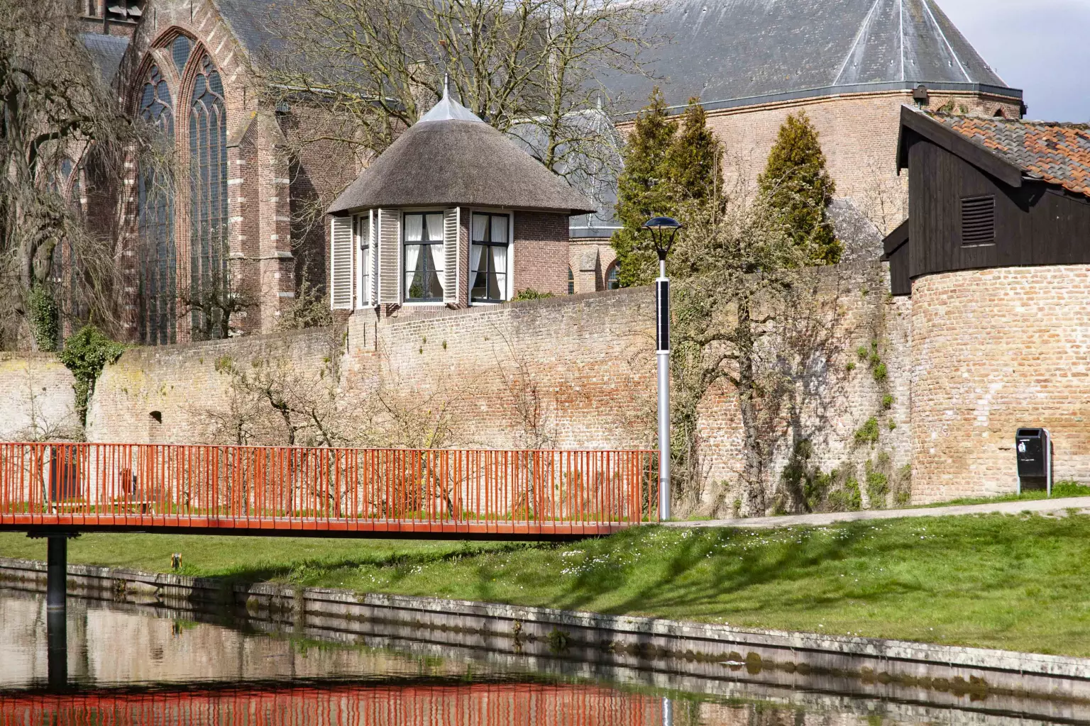 Soluxio solar light post at citywall next to red bridge