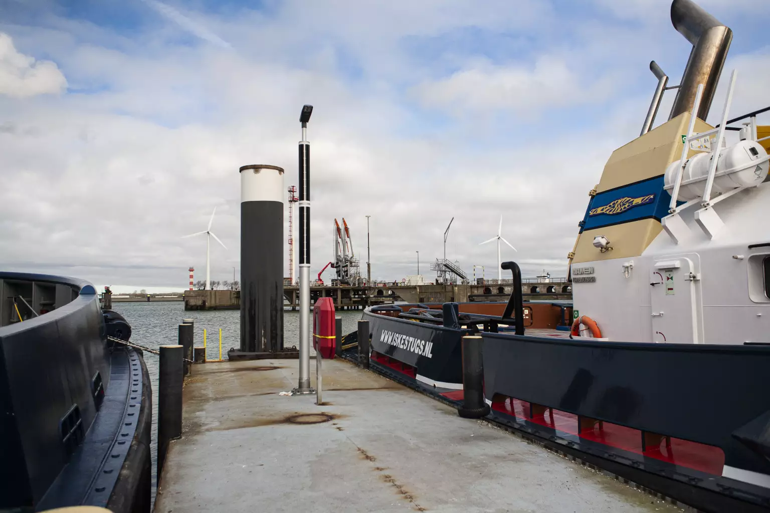 Soluxio solar industrial lighting at floating dock