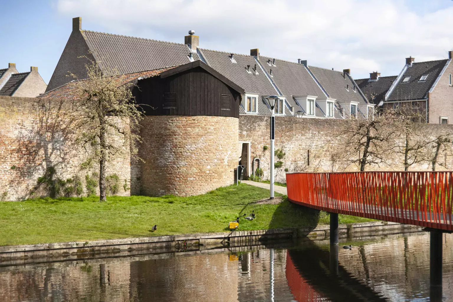 Soluxio solar lighting post at red bridge in Vianen