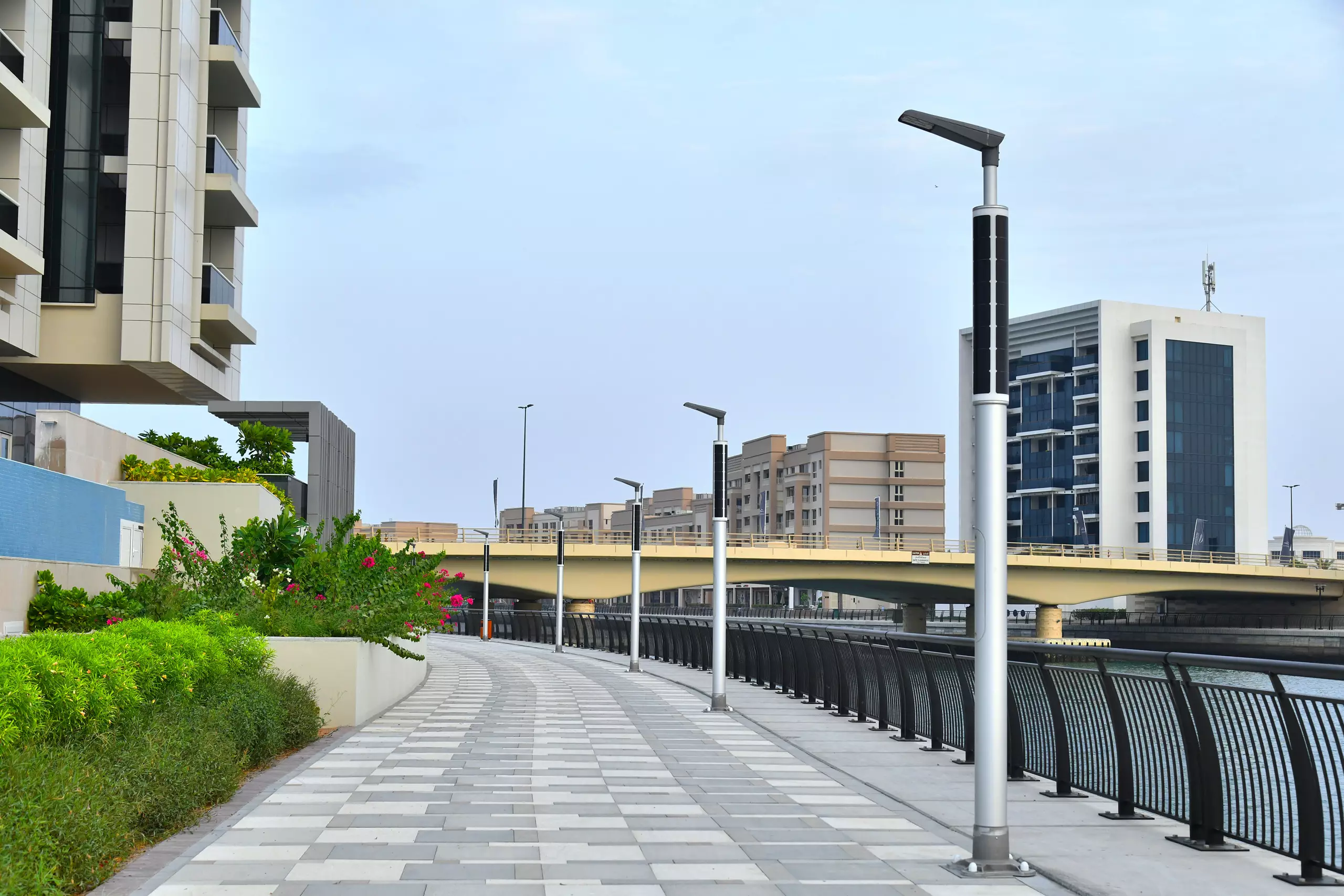 Solar-powered boulevard masts